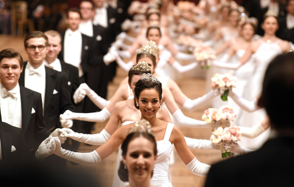 Der Opernball stand diesmal unter einem besonderen Motto, in einer besonderen Stadt. Alles Liebe, Alles Walzer! | heute.at