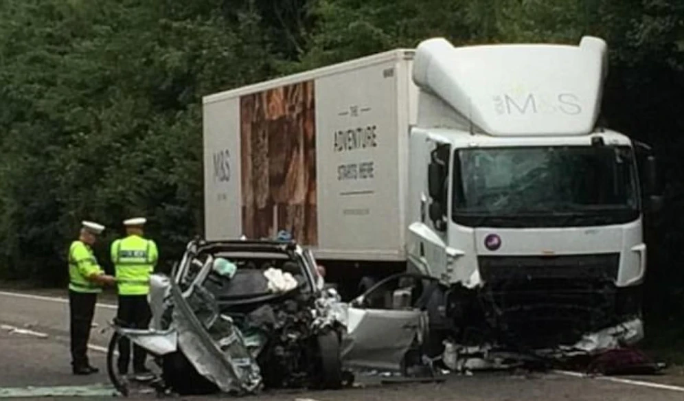 Todes-Crash: Beim Zusammenstoß mit dem "M&S"-Lkw starb die Mutter und ihre zwei Kinder. 