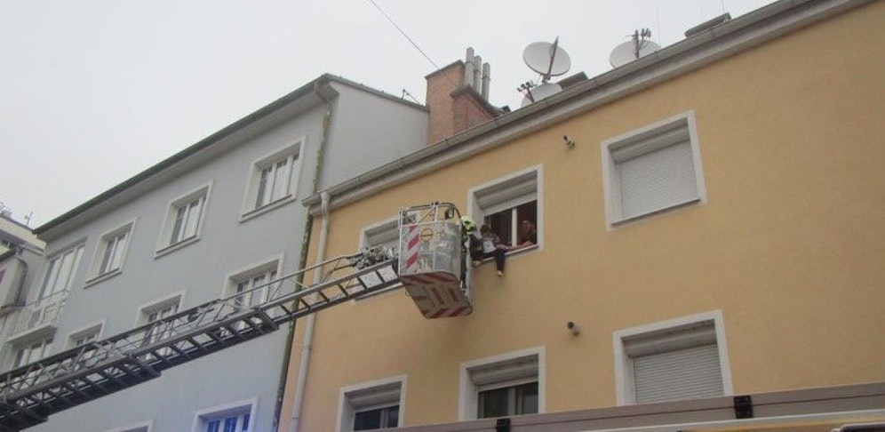 Ein Bub wurde über das Fenster evakuiert.