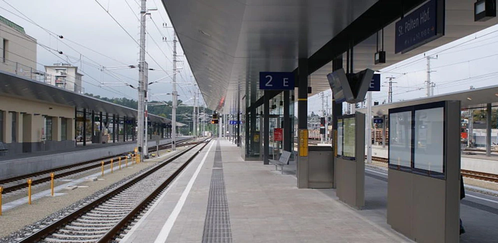 Zickenkrieg aus Eifersucht am Bahnsteig in St. Pölten .
