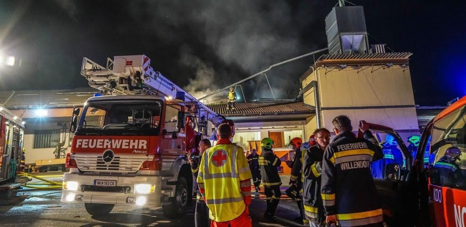 Silo brannte über Nacht: 10 Feuerwehren im Einsatz