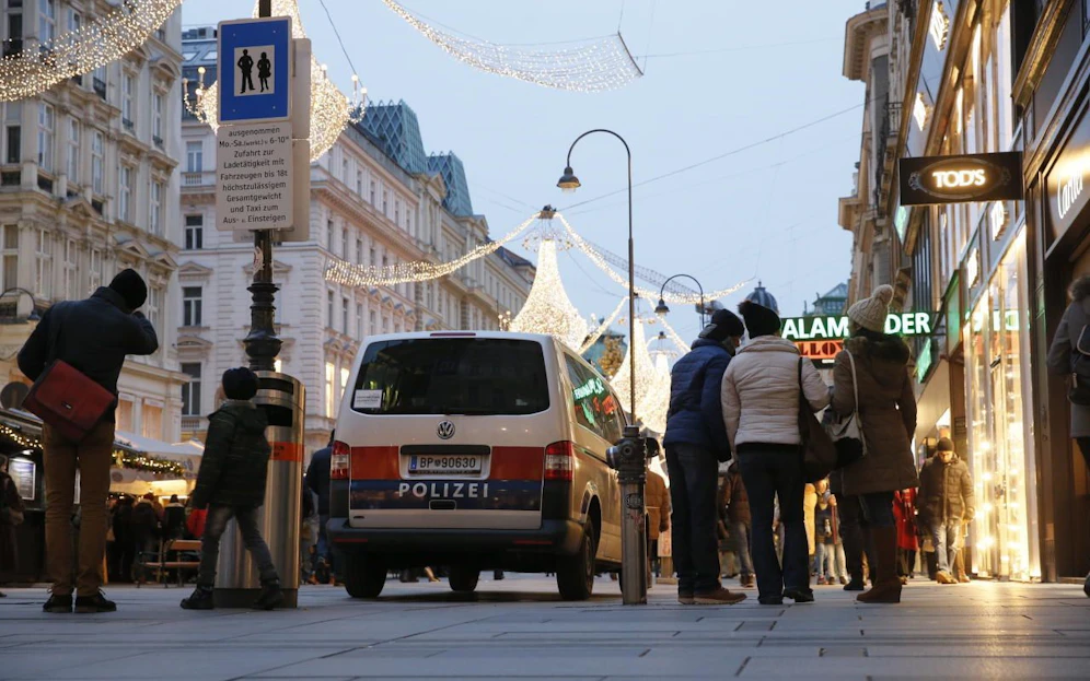 In der City: Vier Polizisten streifen täglich am Christmarkt vor dem Dom.