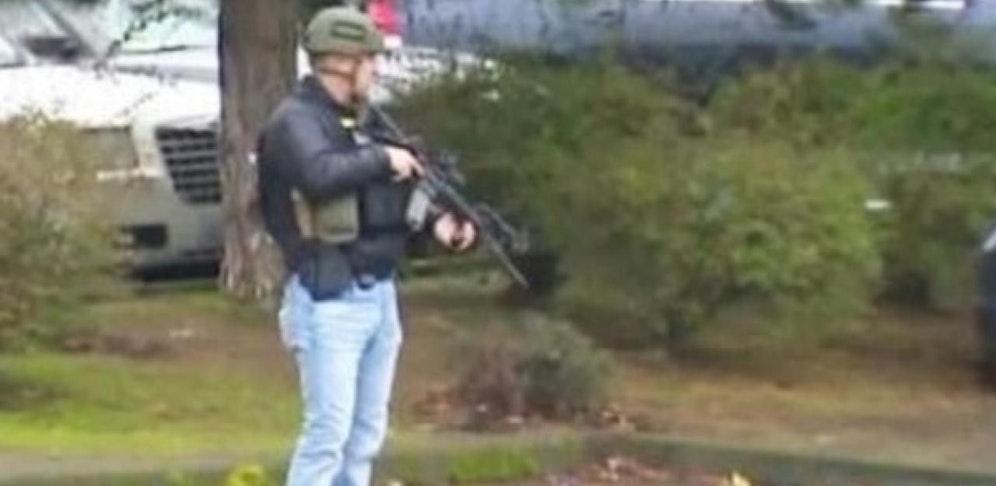 Die Polizei ist mit einem Großaufgebot vor Ort.