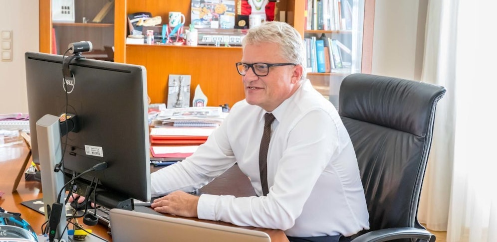 Bürgermeister Klaus Luger in seinem Büro im Alten Rathaus. Laut Rechnungshof hat er auf "Akten-Affäre" "NICHT reagiert".