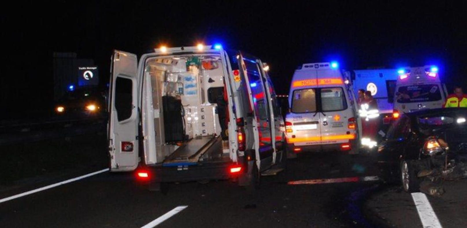 Symbolfoto: In der Nacht auf Montag kam es auf der A1 zu einem schweren Unfall mit sieben Verletzten. 