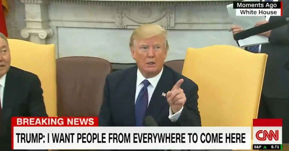 Fingerzeig: Hier wirft Donald Trump den CNN-Reporter raus. Er sagte "Out!"