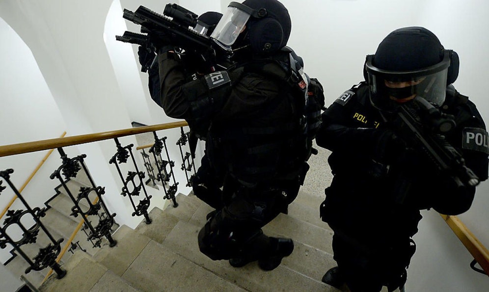 Die Cobra nahm den Verdächtigen fest.