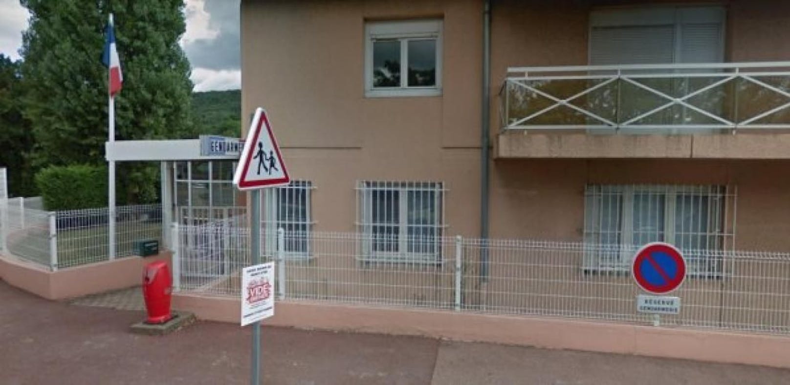 Auf dem Gelände einer Polizeikaserne bei Lyon sind die Leichen zweier kleiner Mädchen entdeckt worden.