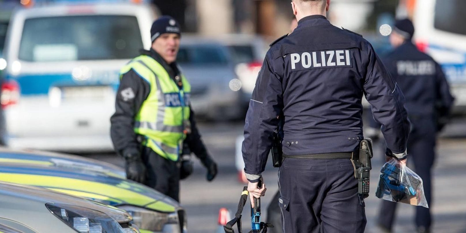 Insgesamt 16 Wohnungen wurden von der Deutschen Polizei durchsucht.