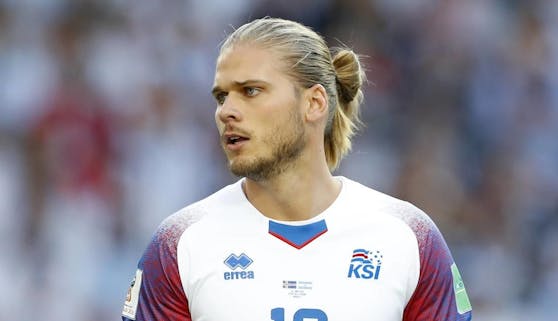 Rurik Gislason kickt für Island und Sandhausen.