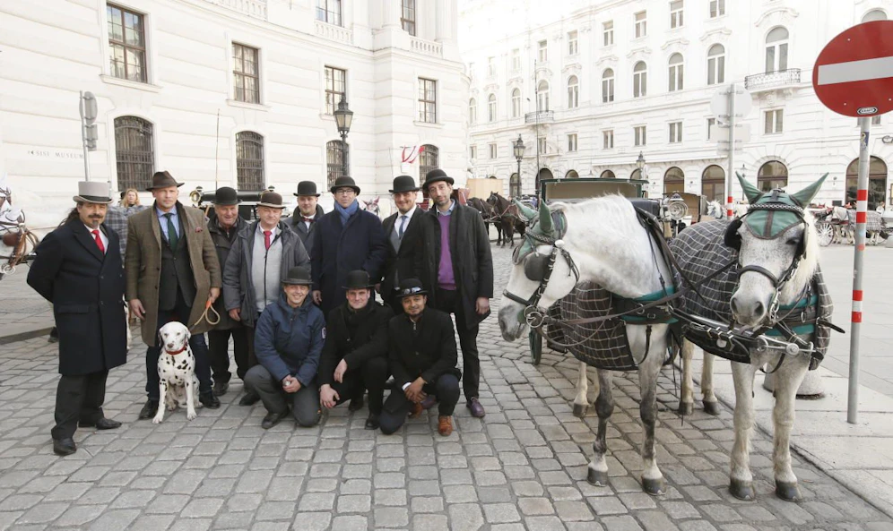 Fiaker-Protest am Michaelerplatz mit Vereinschef Werner Kaizar (2. v.l.), mit Dalmatiner "Ascot".