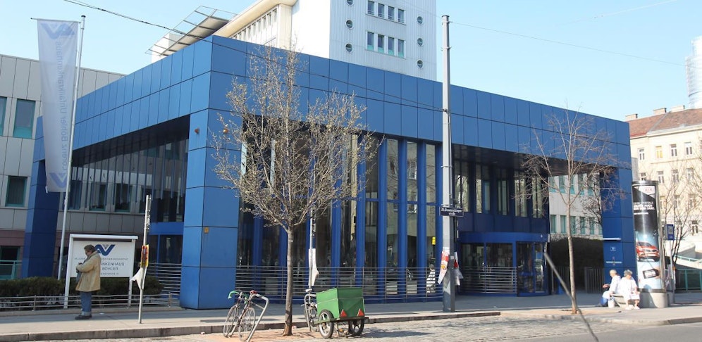 Ein Passant musste mit dem Notarzthubschrauber ins Lorenz-Böhler-Unfallkrankenhaus geflogen werden.