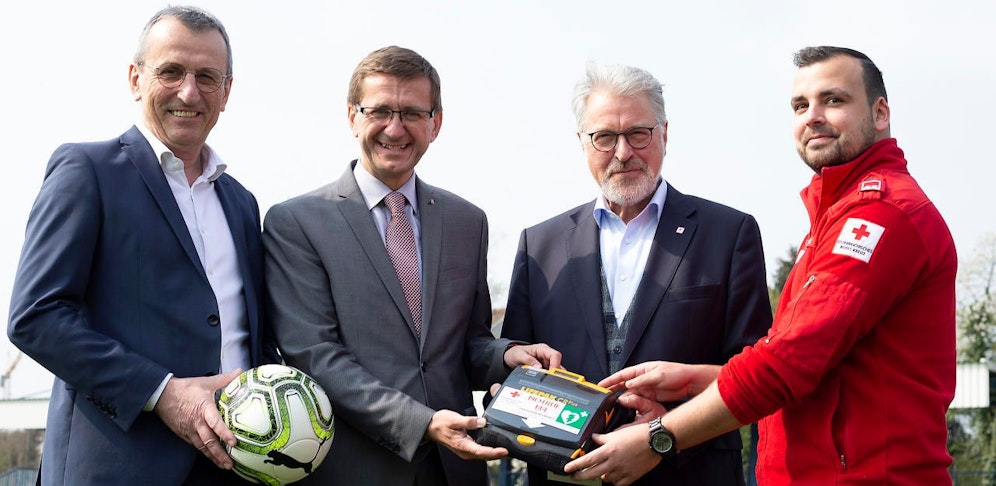 OÖFB-Präsident Götschhofer (v.li.), Landesrat Achleitner, Rot-Kreuz-Präsident Aichinger und Lebensretter Kerschbaumer stellten heute, Dienstag, die Defibrillator-Initiative vor.