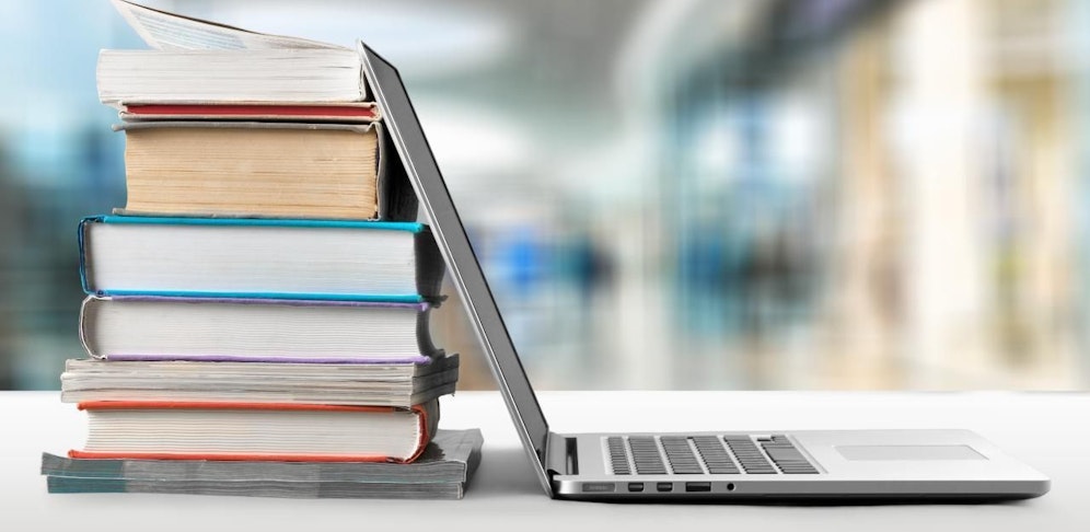 Die Täter ließen mehrere Laptops mitgehen.