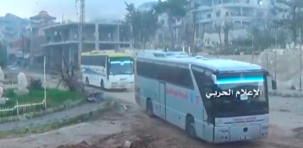 Busse bei der Evakuierung von Rebellenkämpfer aus der belagerten Ortschaft Zabadani im April.