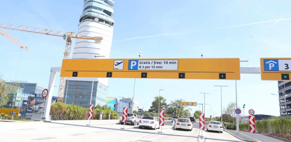Zufahrt zur Abflugrampe am Airport Wien-Schwechat mit Gratisparken für 10 Minuten.