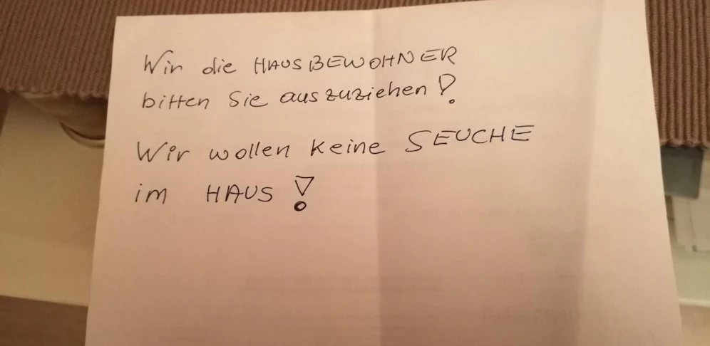 Die Krankenschwester ist über diesen Brief von Nachbarn erschüttert.