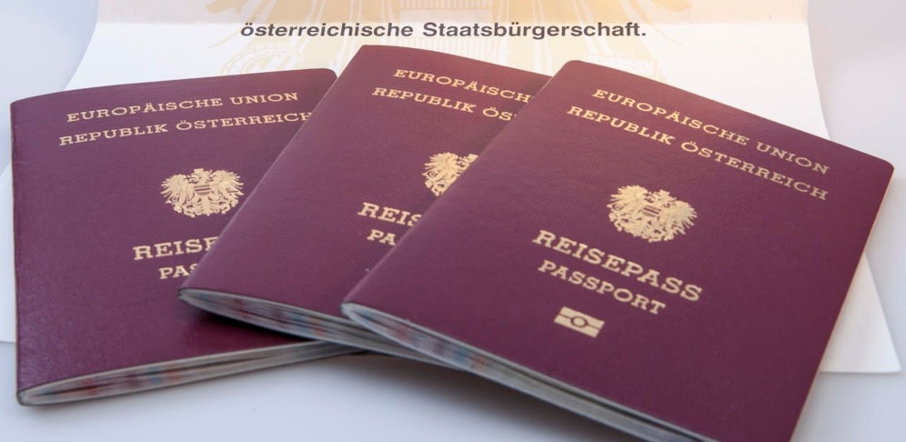 Reisepässe der Republik Österreich auf einem Tisch. Symbolfoto.