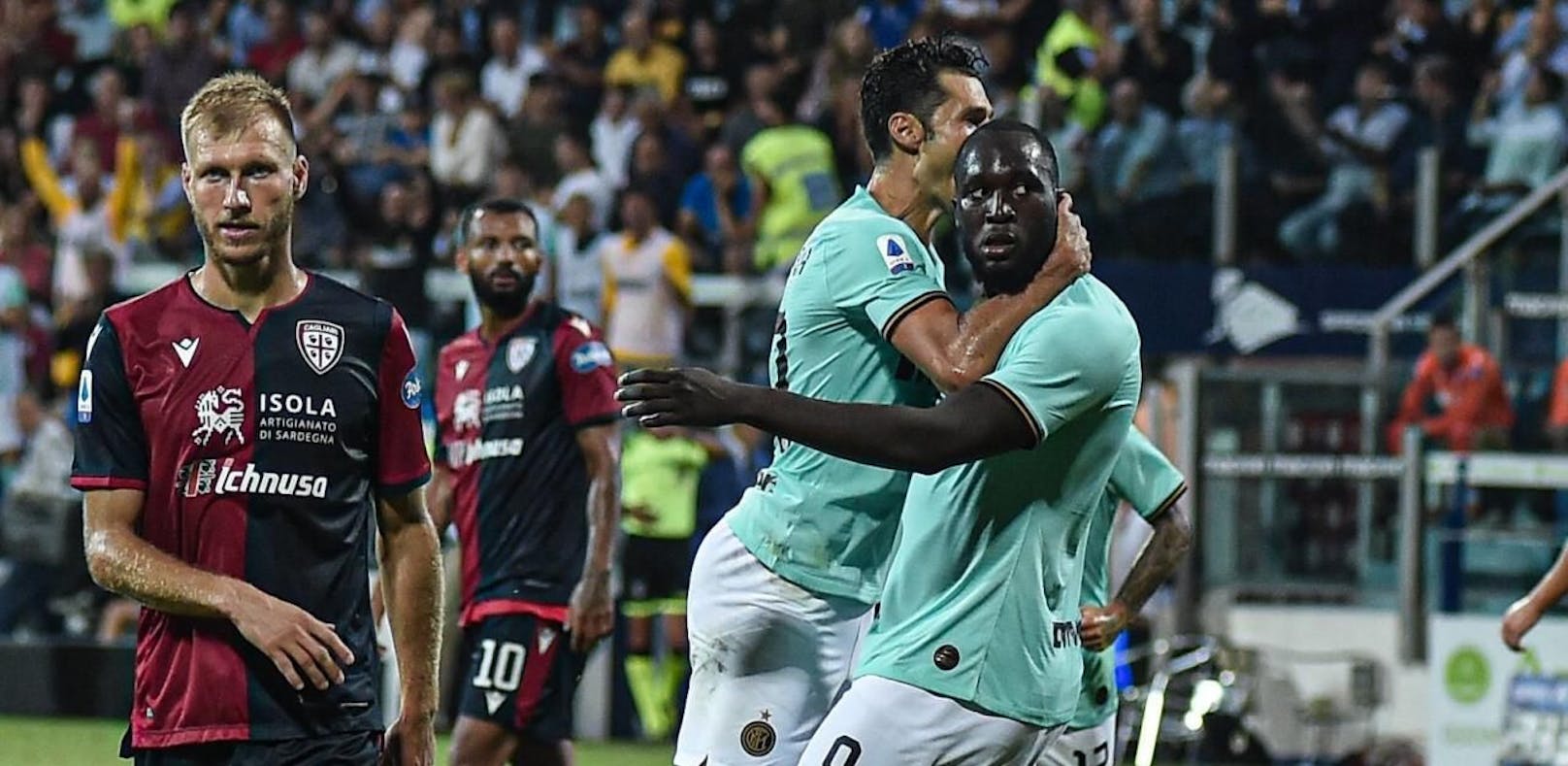 Romelu Lukaku kann sich über seinen Treffer nicht freuen. Er starrt die Cagliari-Fans an, die ihn mit Affenlauten beleidigten.