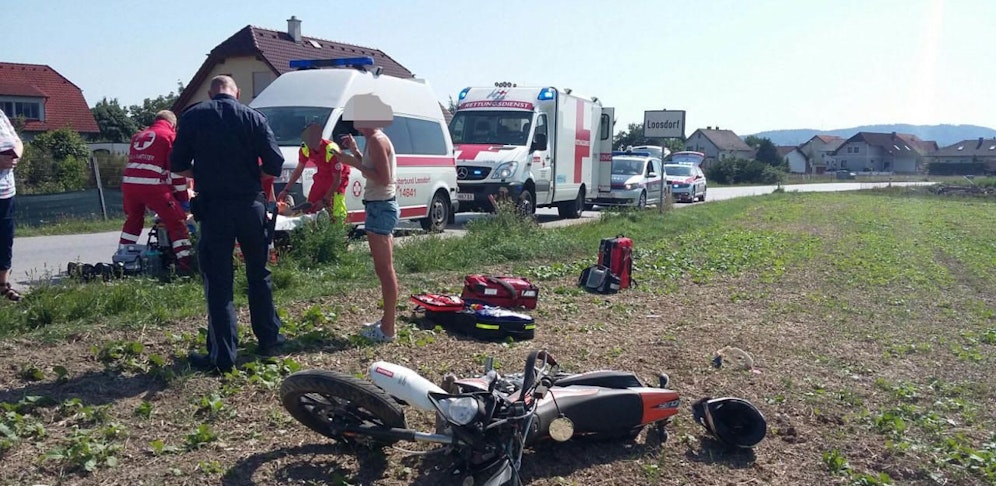 Polizei und Rettung am Unfallort.