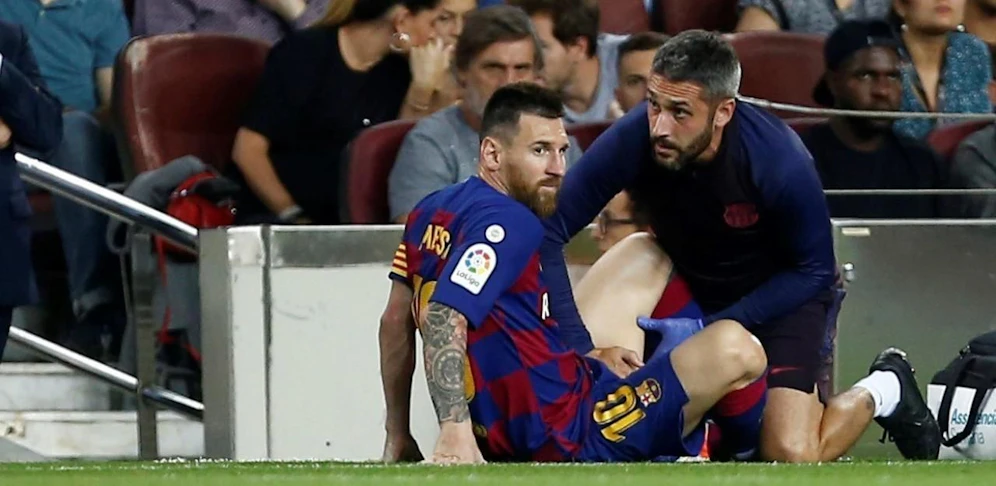 Lionel Messi wird gegen Villarreal erst behandelt, muss dann ausgewechselt werden.