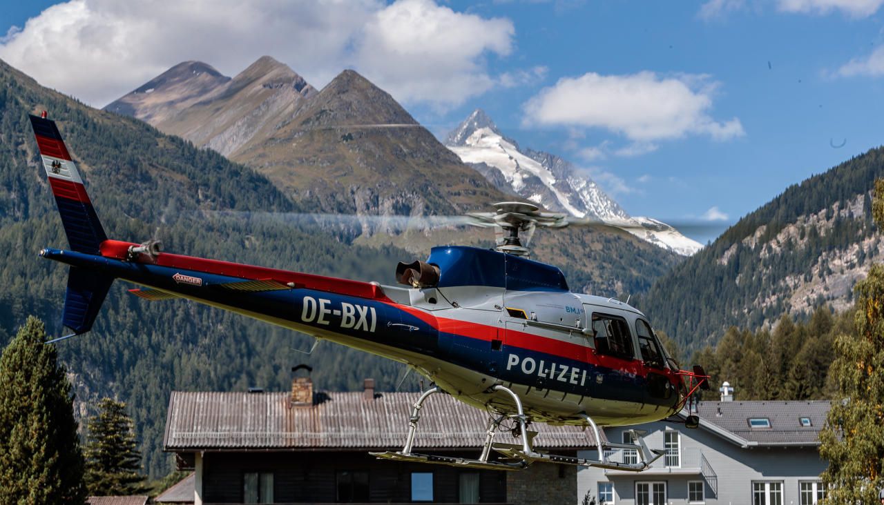 Auch der Polizeihubschrauber 