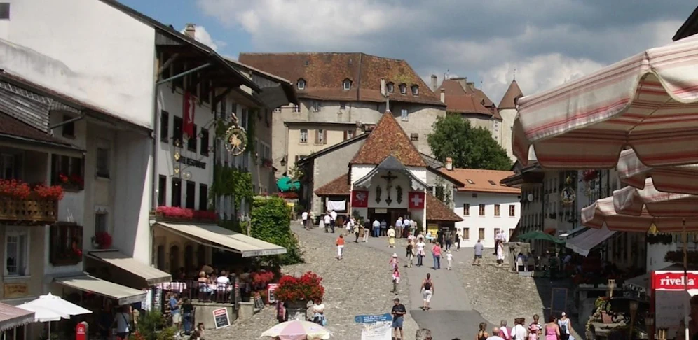 Städtchen und Schloss Greyerz im Kanton Freiburg (Schweiz).