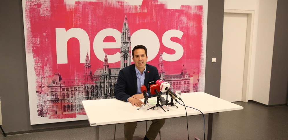 In Wien gebe es genügend freie Intensivbetten, um zehn schwer Erkrankte aus stark betroffenen Ländern wie Italien oder Spanien aufzunehmen, so Neos Wien-Chef Christoph Wiederkehr (hier auf einem Foto aus der Zeit vor Corona). 