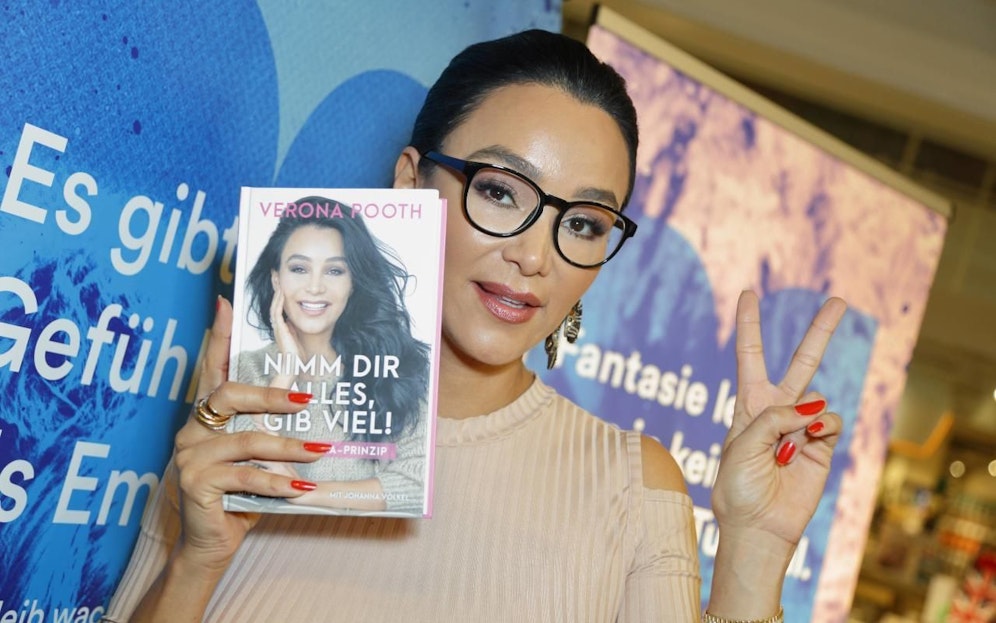 Werbeikone Verona Pooth weiß ihr Buch "Nimm Dir alles, gib viel!" zu promoten