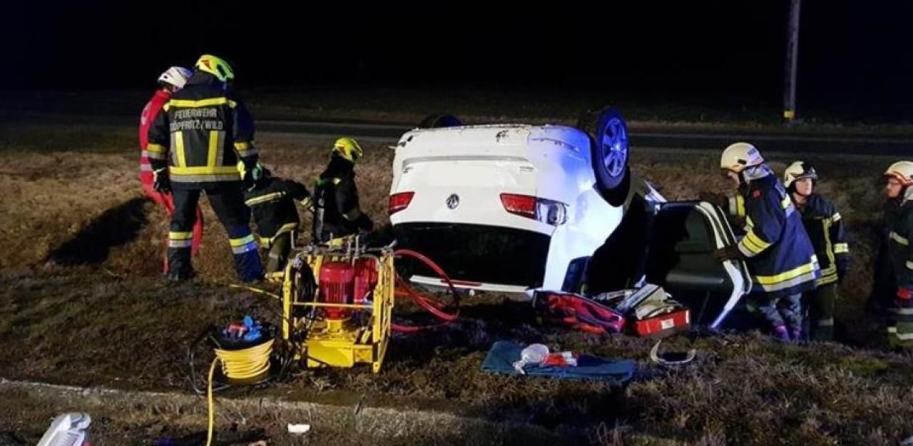 Heute.at - Drei Schwerverletzte bei Pkw-Kollision