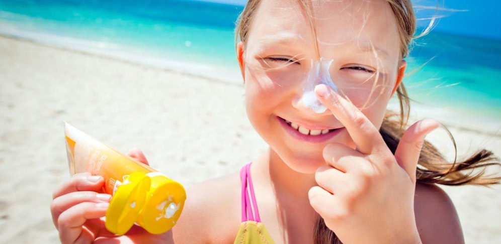 Der Konsumentenschutz testete 14 Sonnencremen. Das Ergebnis "sehr zufriedenstellend", nur zwei fielen durch (Symbolbild).