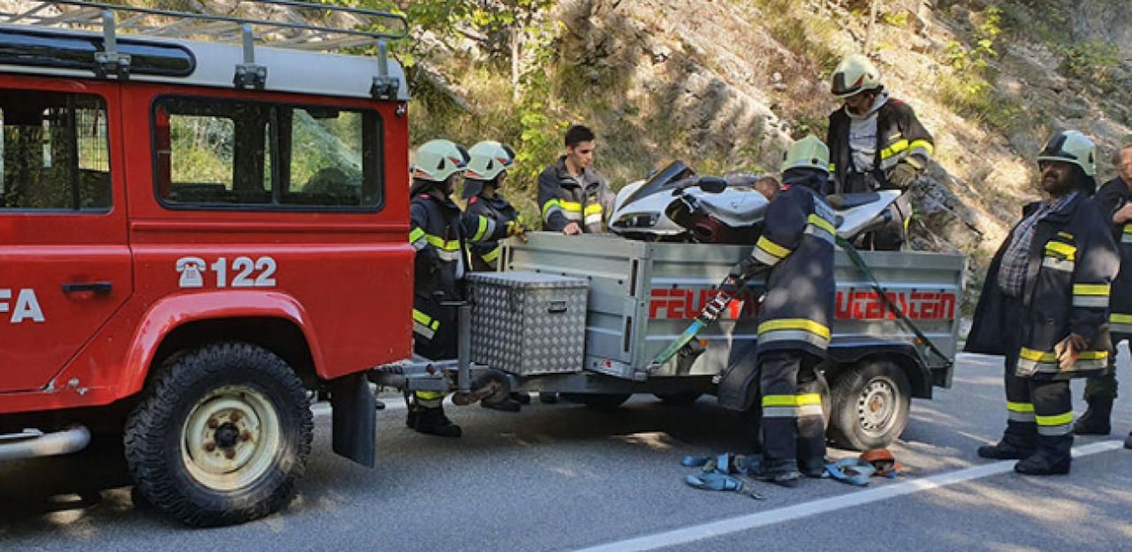 Die Feuerwehr bei der Bergung.