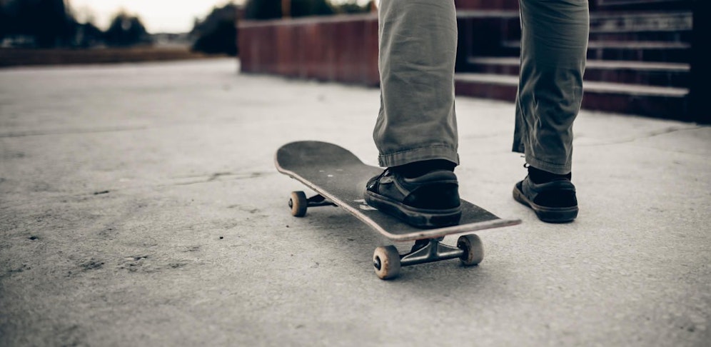Der Bursche war mit seinem Longboard unterwegs, als er von einem Pkw erfasst wurde.