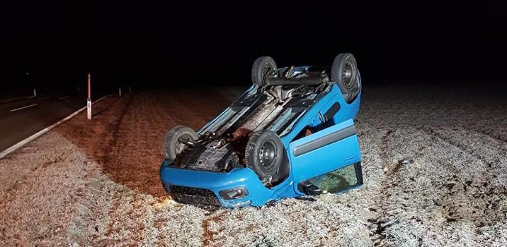 Der Wagen landete im Feld am Dach. Der Lenker konnte sich befreien  er blieb unverletzt.