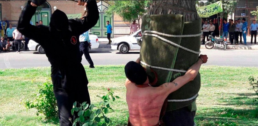 Der Mann wurde öffentlich ausgepeitscht.