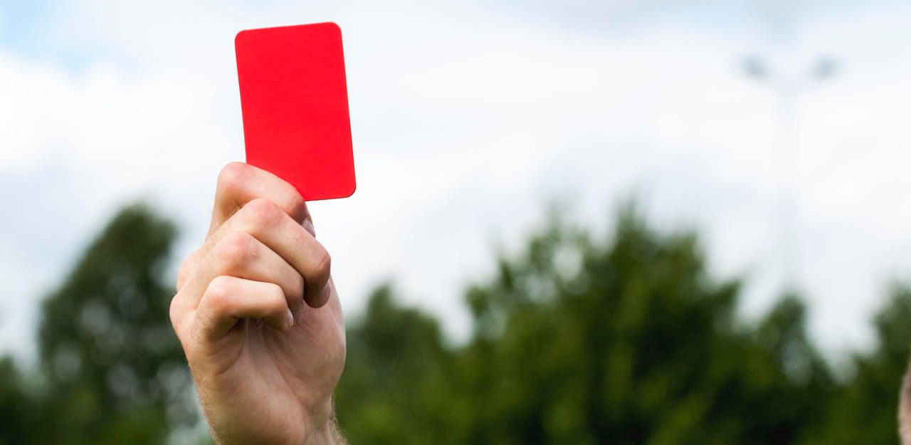 Gleich dreimal griff der Schiedsrichter zum roten Karton.