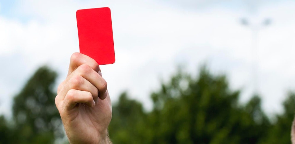 In Minute 3 bereits sah ein Spieler der Gastmannschaft, Siegahartskirchen, Gelb-Rot: Das Gästeteam trat daraufhin ab, zurück blieben fassungslosen Neusiedler.&nbsp;