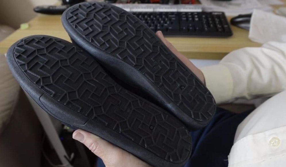 Schuhe mit Swastika-Muster auf der Sohle