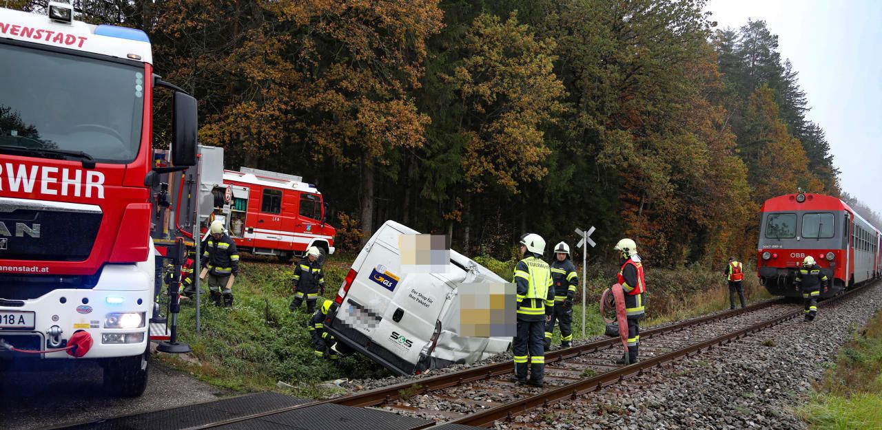 Heute.at - Paketzusteller übersieht Zug, wird schwer verletzt