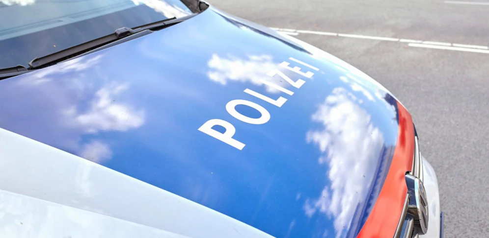 Die Polizei griff acht Menschen auf und konnte auch den Schlepper festnehmen.