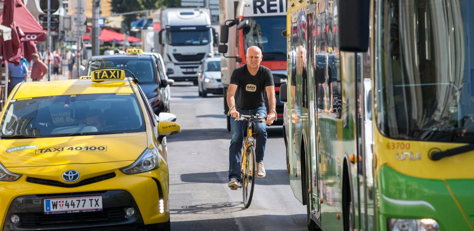 Der grüne Planungssprecher Christoph Chorherr schlängelt sich beim Lokalaugenschein mit Rad durch die Autos und Busse auf der Linken Wienzeile. Hier soll der Radweg-Lückenschluss kommen.