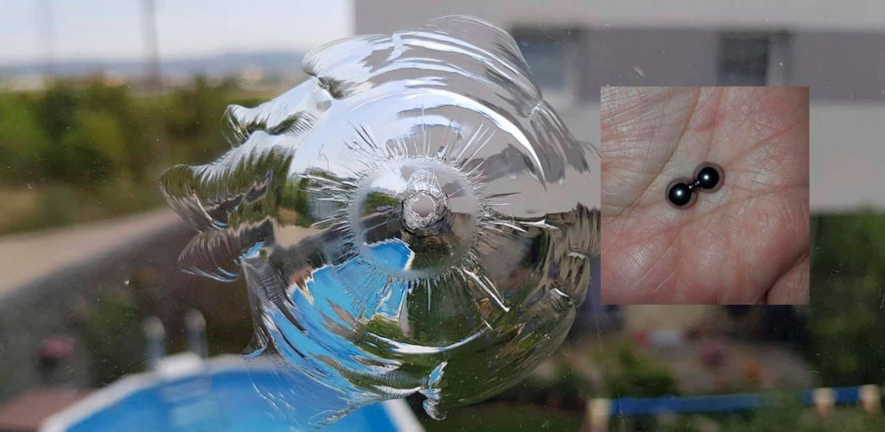 Schüsse durch Fenster ins Kinderzimmer, zwei Metallkugeln wurden gefunden.