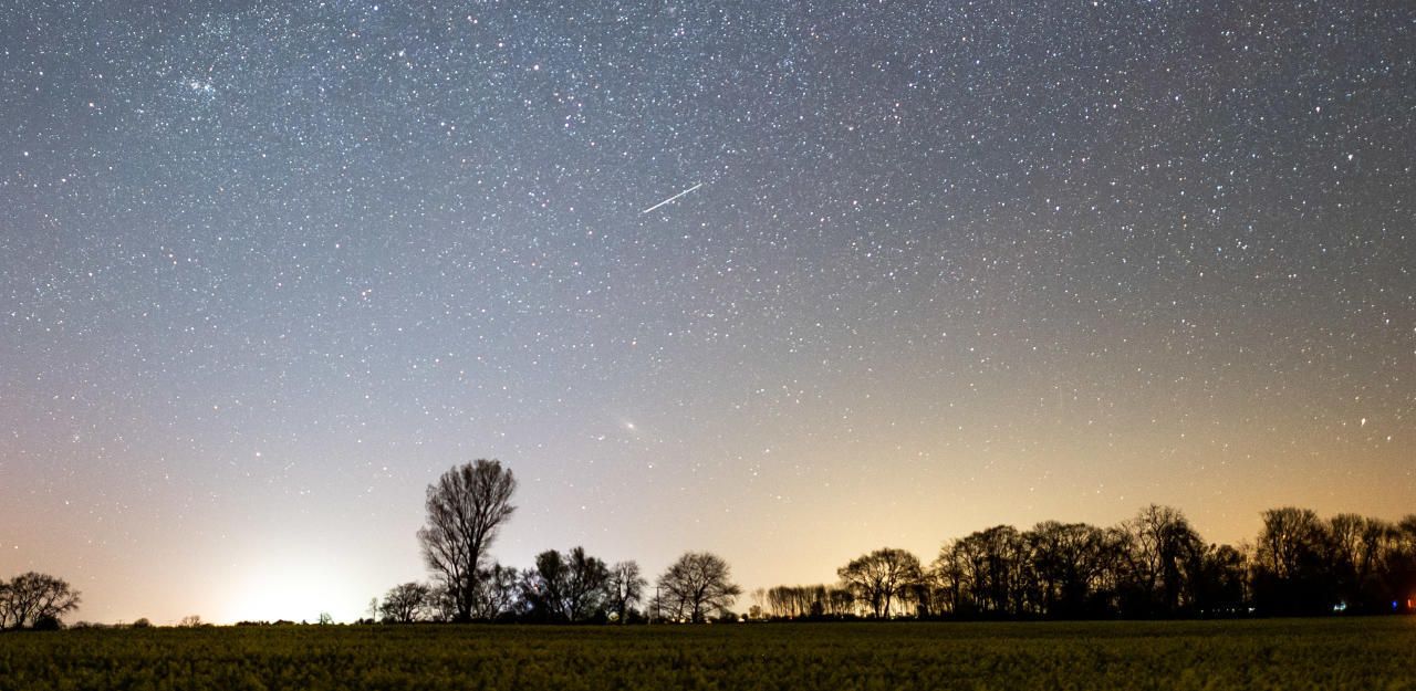Mit etwas Glück lassen sich ein bis zwei Arietiden kurz vor der Dämmerung entdecken.