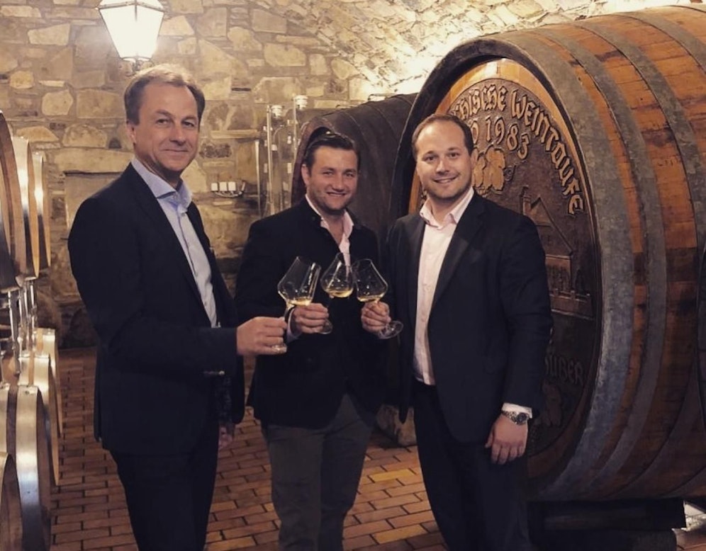 Mit dem wienweit ersten Heurigengipfel will Döblings Bezirkschef Daniel Resch (ÖVP,r.) den Unternehmern unter die Arme greifen. BV-Stv. Robert Wutzl (ÖVP,l.) und Winzer Thomas Huber unterstützen die Idee.