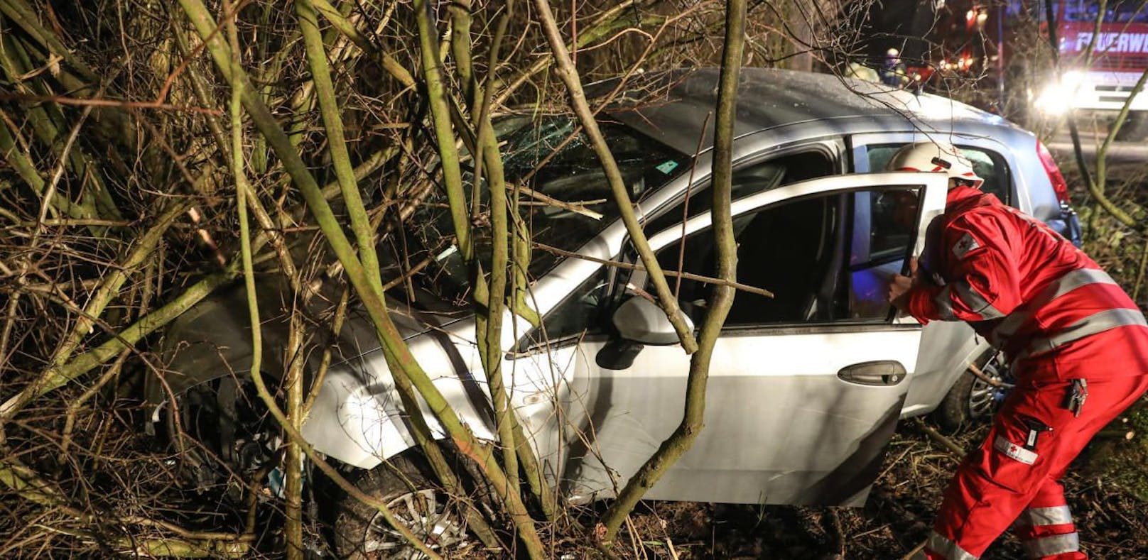 Auto blieb nach Unfall zwischen Bäumen stecken