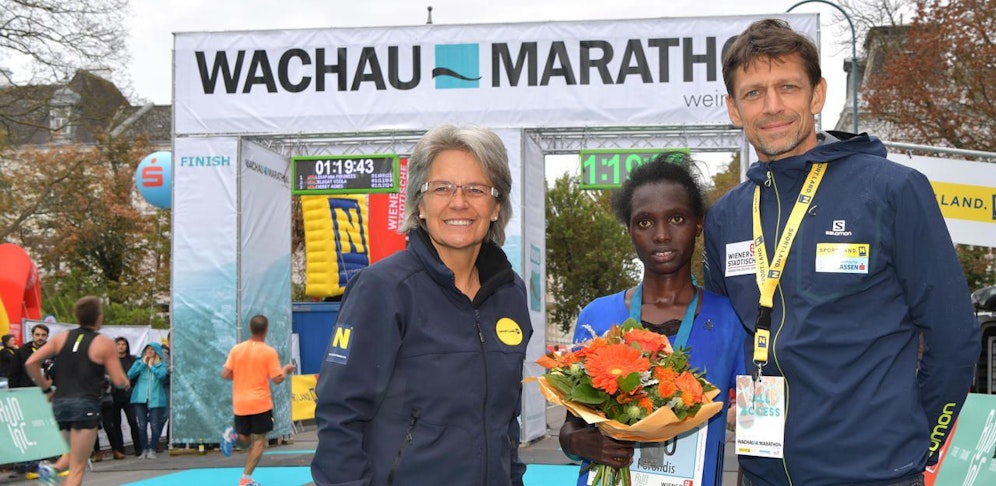 Bohuslav mit Lekapana und Organisator Michael Buchleitner (v. l.)