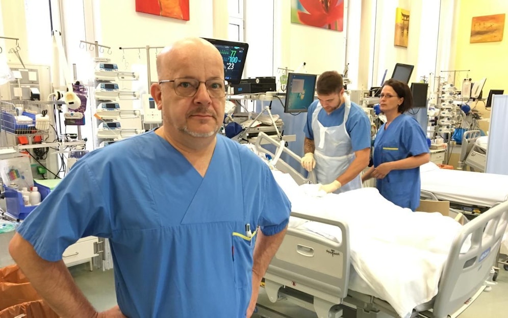 Stationsleiter Stefan Pöchacker in der Toxikologischen Station im Wilhelminspital