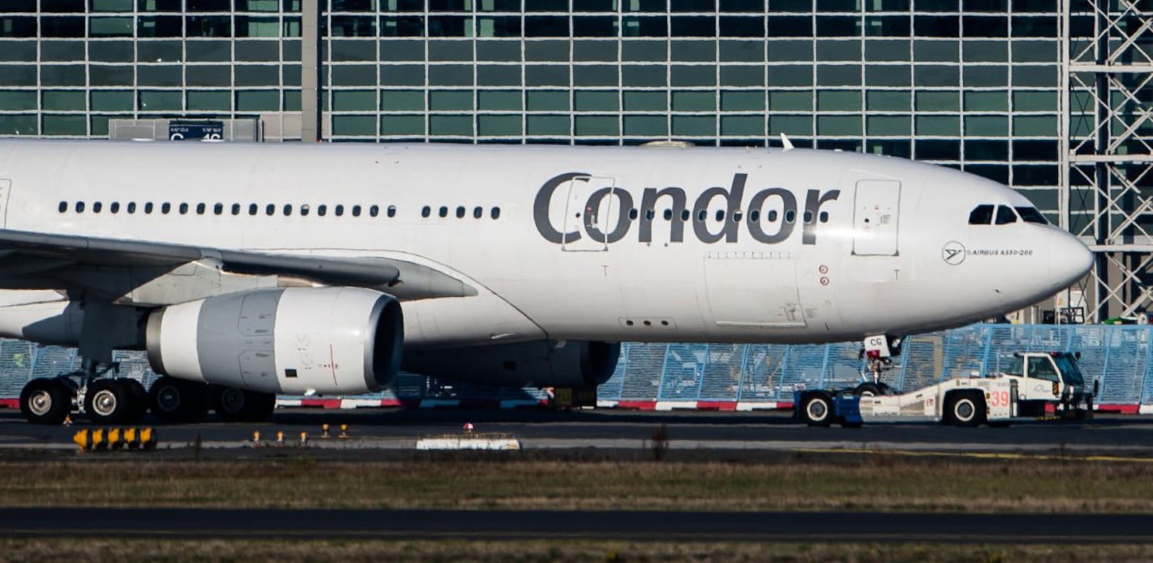 Die Condor-Maschine war auf dem Weg von Frankfurt in die Karibik, als sie mitten über dem Atlantik umdrehen und in Irland notlanden musste.