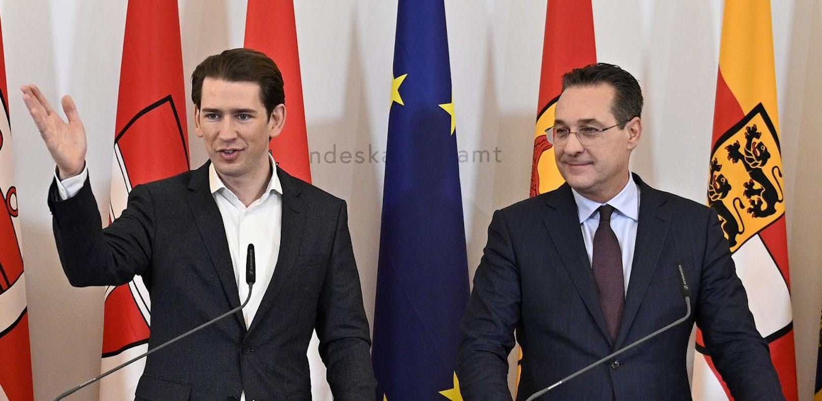Bundeskanzler Sebastian Kurz (ÖVP) will in der Causa Doppelpässe erst die weiteren Handlungsmöglichkeiten Österreichs prüfen lassen.