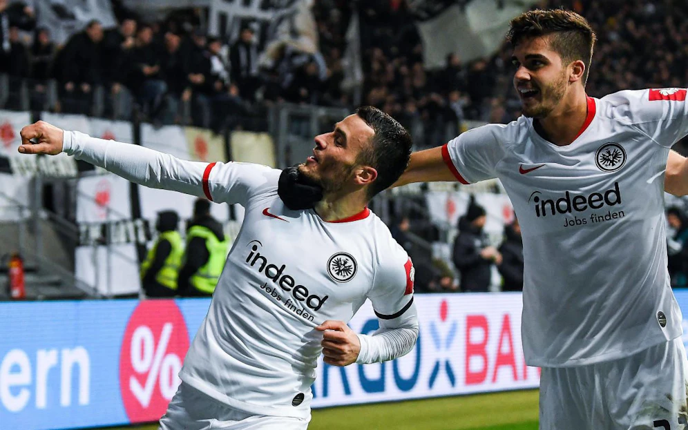 Filip Kostic bejubelt seinen Treffer. 